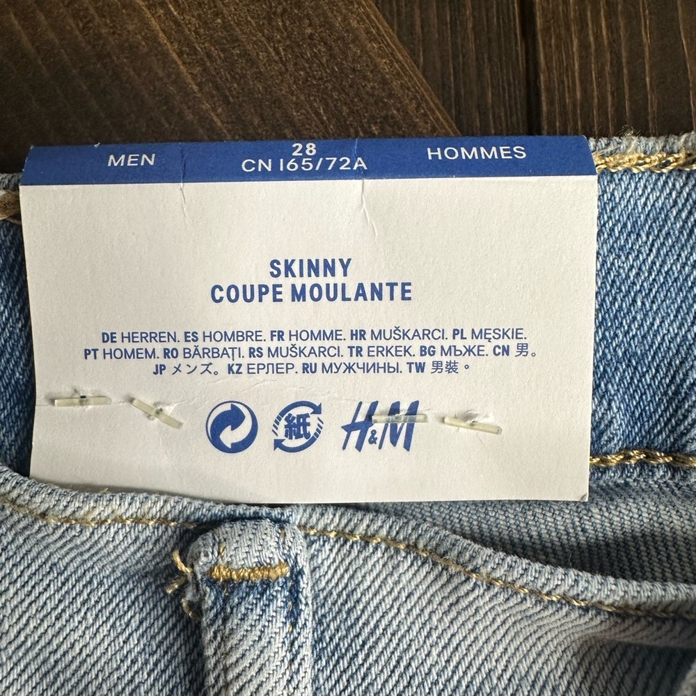 Men’s H&M light wash distressed jeans size 28
NWT - Picture 7 of 8